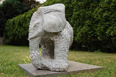 Linksblickender Elefant aus Granit