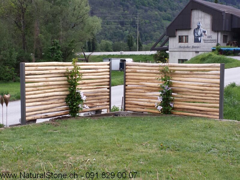 Kastanien Rundholz in U-Profilen verbaut. Geeignet als Sichtschutz.