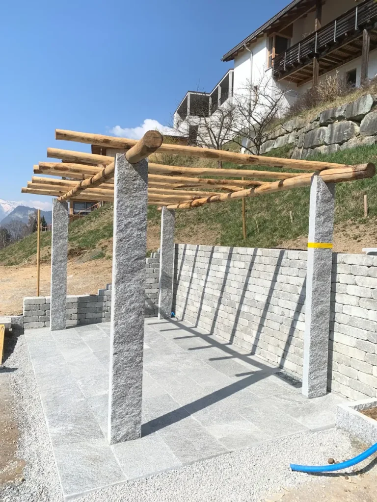 Tessiner Pergola mit Kastanien Rundholz.
Boden Platten Beola Valle in Bahnen